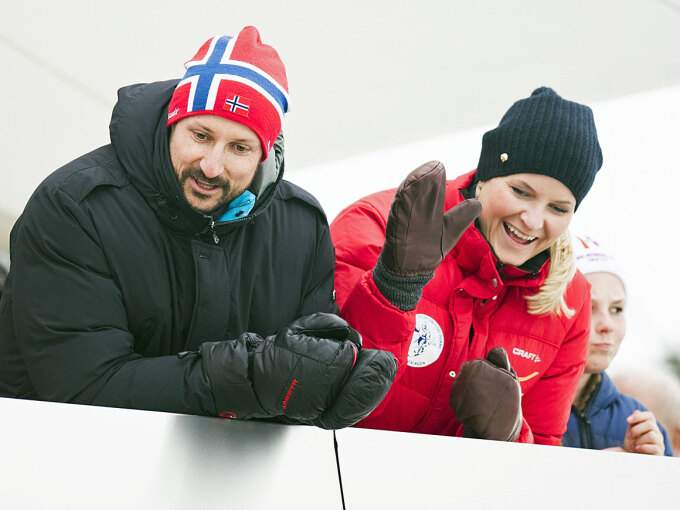 Kronprinsparet følger verdenscuprennet i hopp for herrer i Holmenkollen. Foto: Jon Olav Nesvold, NTB scanpix
